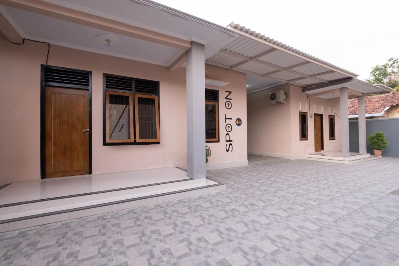 Spot On 1784 Tnc Residence Syariah Матарам Экстерьер фото